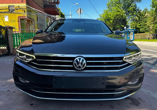 Volkswagen Passat cena 53500 przebieg: 268109, rok produkcji 2019 z Giżycko małe 781